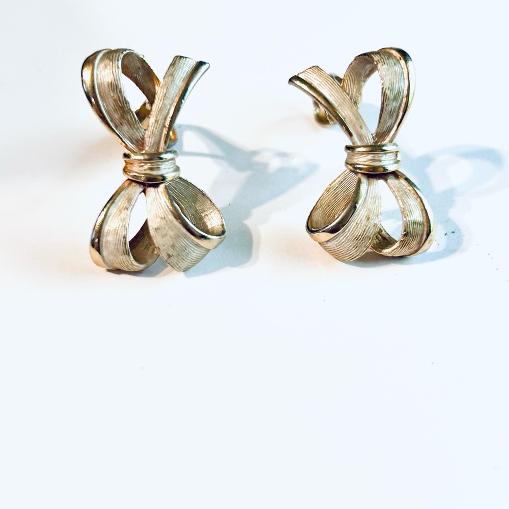 Vintageā Elegant Gold Bow Clip-On Earrings